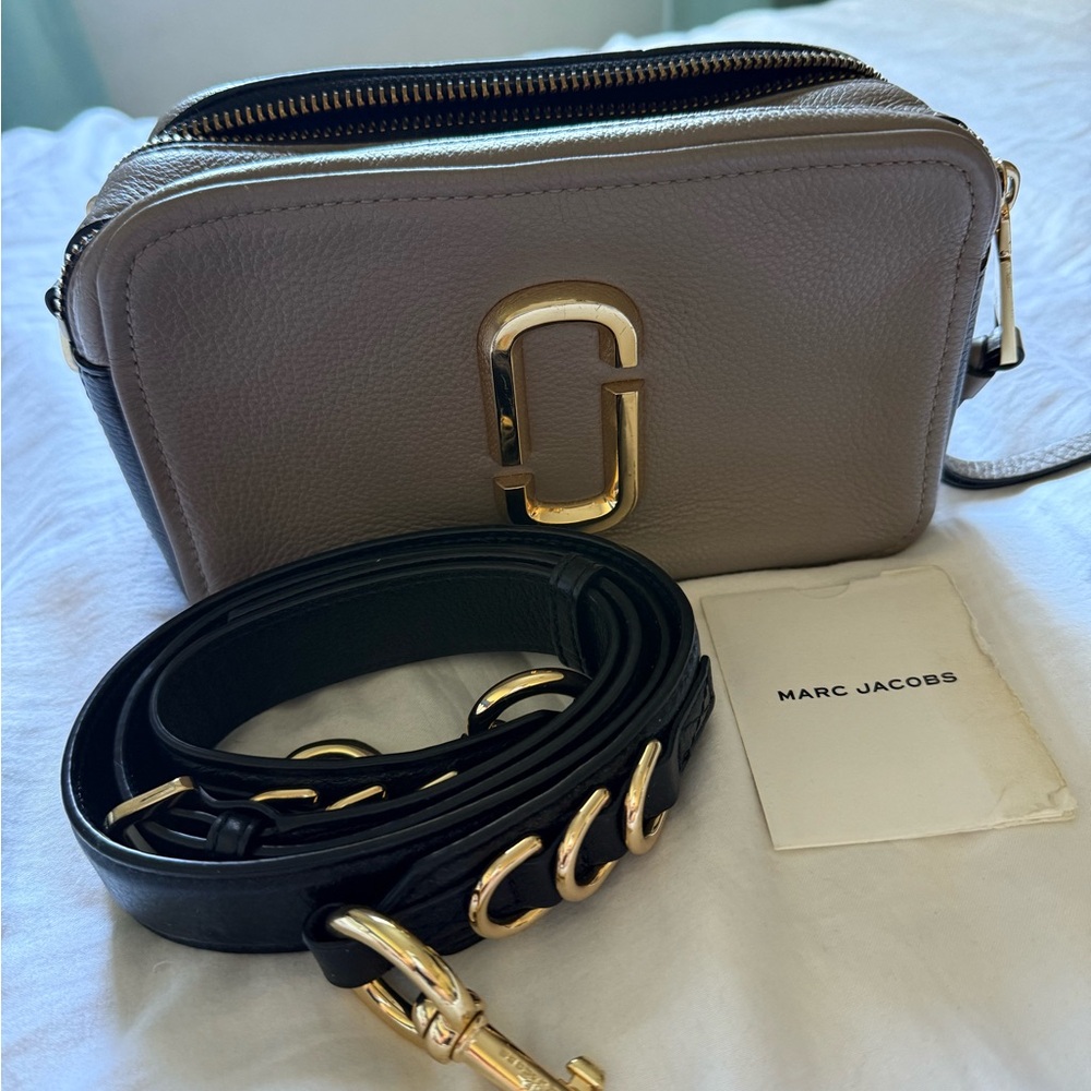 Marc Jacobs Softshot 21 genuine leather crossbody. Color cement.